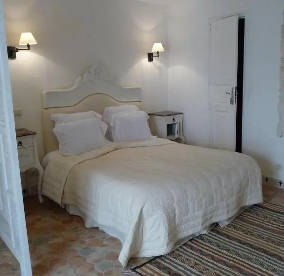 اتاق خانوادگی با چشم‌انداز باغ, Dar Tozeur