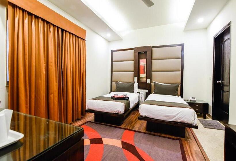 اتاق کلاسیک سه تخته, O Venkata Sai Sadan Mathrusree Nagar