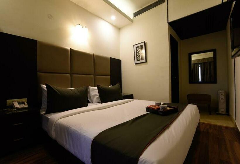 اتاق کلاسیک سه تخته, O Venkata Sai Sadan Mathrusree Nagar