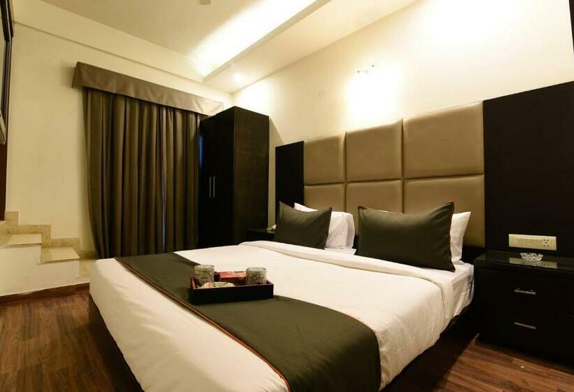 اتاق کلاسیک سه تخته, O Venkata Sai Sadan Mathrusree Nagar