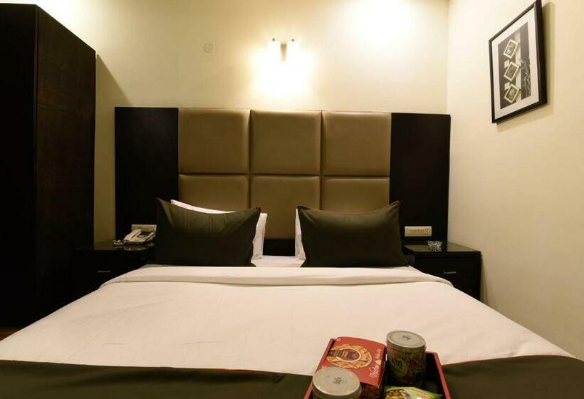 اتاق کلاسیک سه تخته, O Venkata Sai Sadan Mathrusree Nagar