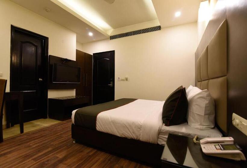 اتاق کلاسیک سه تخته, O Venkata Sai Sadan Mathrusree Nagar