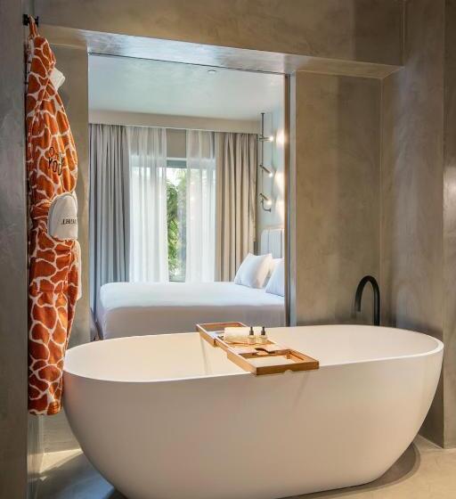 سوییت جونیور, Only You Hotel Málaga