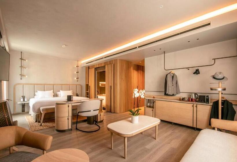 سوییت جونیور, Only You Hotel Málaga