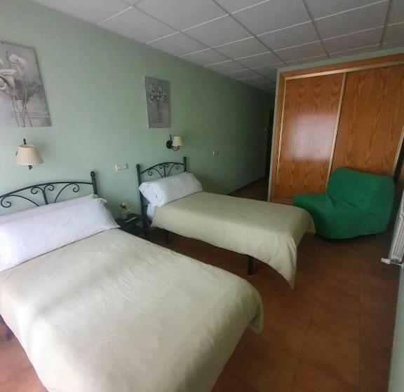 اتاق استاندارد سه نفره, Hostal La Cigueña