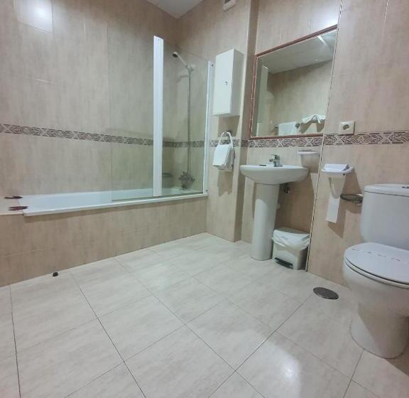 اتاق استاندارد سه نفره, Hostal La Cigueña