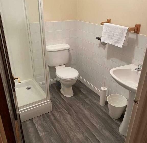 패밀리 룸, Bertie Pontypridd