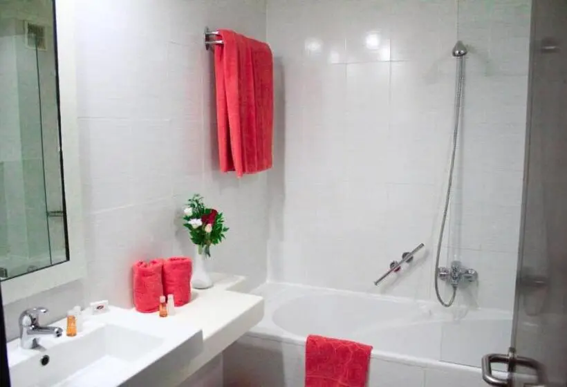 اتاق استاندارد سه نفره, Hôtel Le Pacha