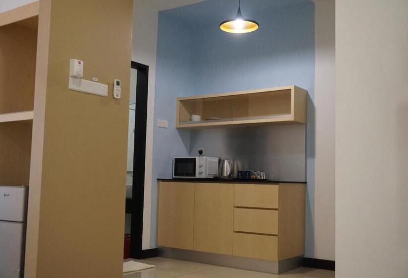 חדר משפחתי, Scott Service Suites