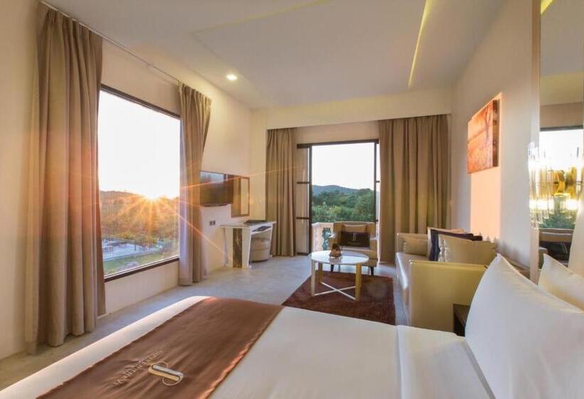 סוויטה נוף לבריכה, Jupiter Trevi Resort And Spa