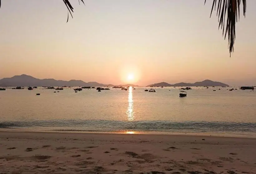 اتاق لوکس با بالکن و چشم‌انداز دریا, The Sunrise Anh Tu