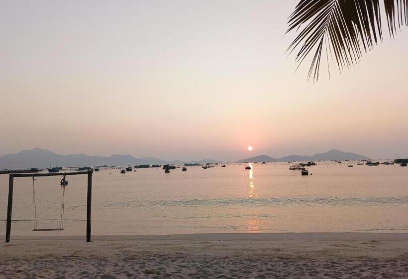 اتاق لوکس با بالکن و چشم‌انداز دریا, The Sunrise Anh Tu