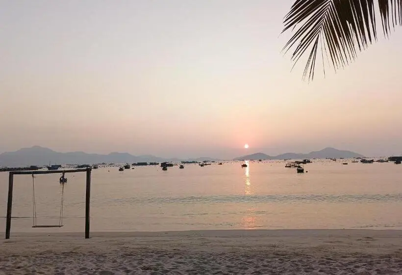 اتاق لوکس با بالکن و چشم‌انداز دریا, The Sunrise Anh Tu