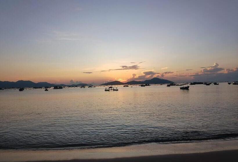 بانگلوی استاندارد با چشم‌انداز دریا, The Sunrise Anh Tu