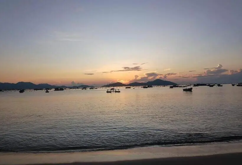 بانگلوی استاندارد با چشم‌انداز دریا, The Sunrise Anh Tu