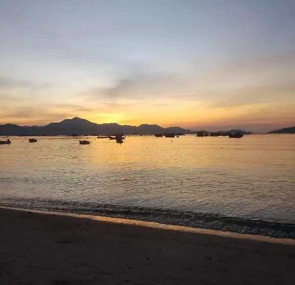 بانگلوی استاندارد با چشم‌انداز دریا, The Sunrise Anh Tu
