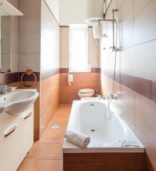 标准间带阳台, Naro Suites And Rooms