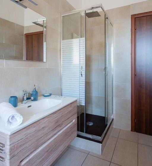 标准间带阳台, Naro Suites And Rooms