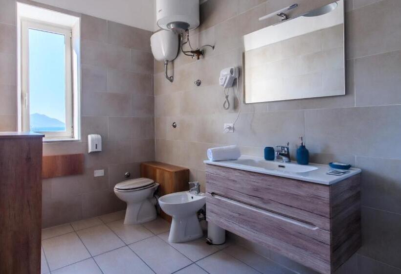 标准间带阳台, Naro Suites And Rooms