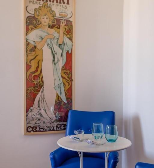 اتاق لوکس با چشم‌انداز دریا, Naro Suites And Rooms