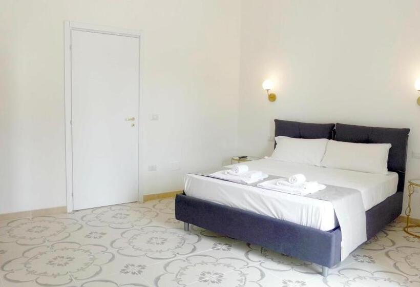 سوییت جونیور با چشم‌انداز دریا, Naro Suites And Rooms