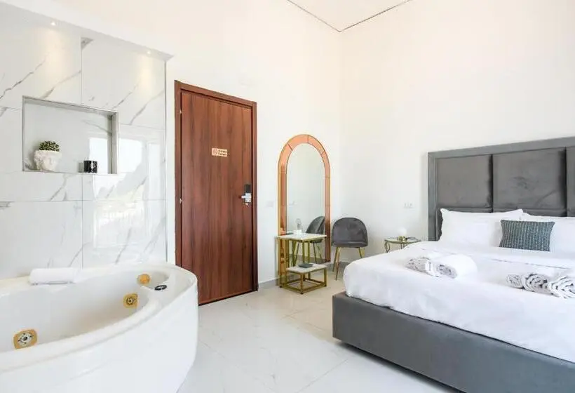 キングサイズベッドのスタンダードルーム, Naro Suites And Rooms