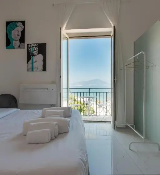キングサイズベッドのスタンダードルーム, Naro Suites And Rooms