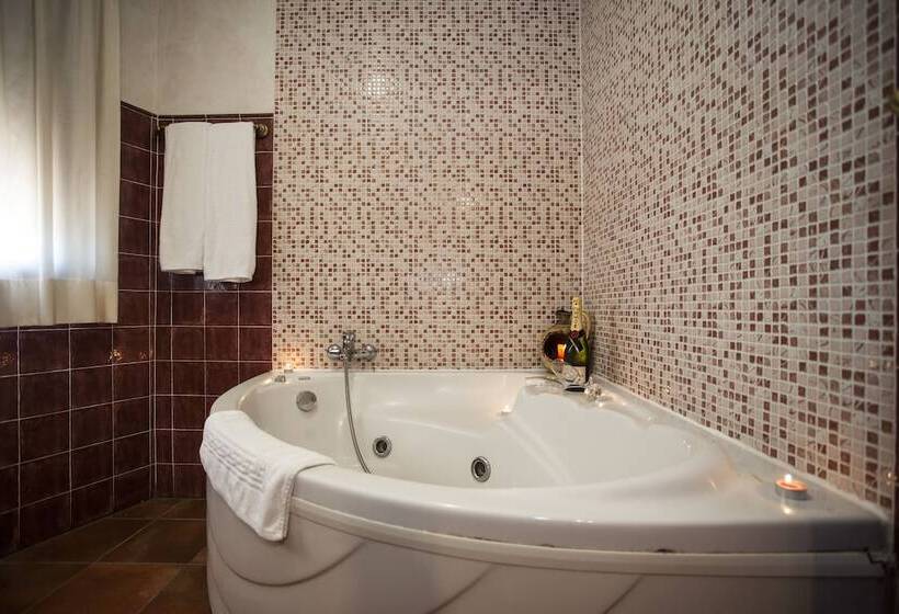 带按摩浴盆的套房, El Volante