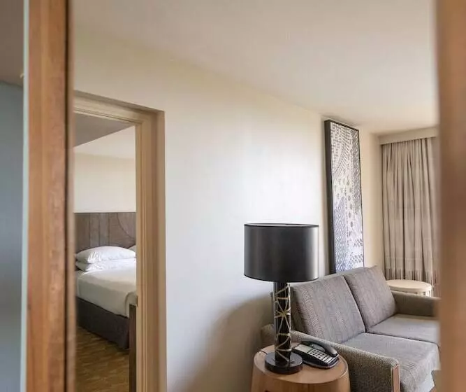身障者適用スイートルーム, Embassy Suites By Hilton Waikiki Beach Walk