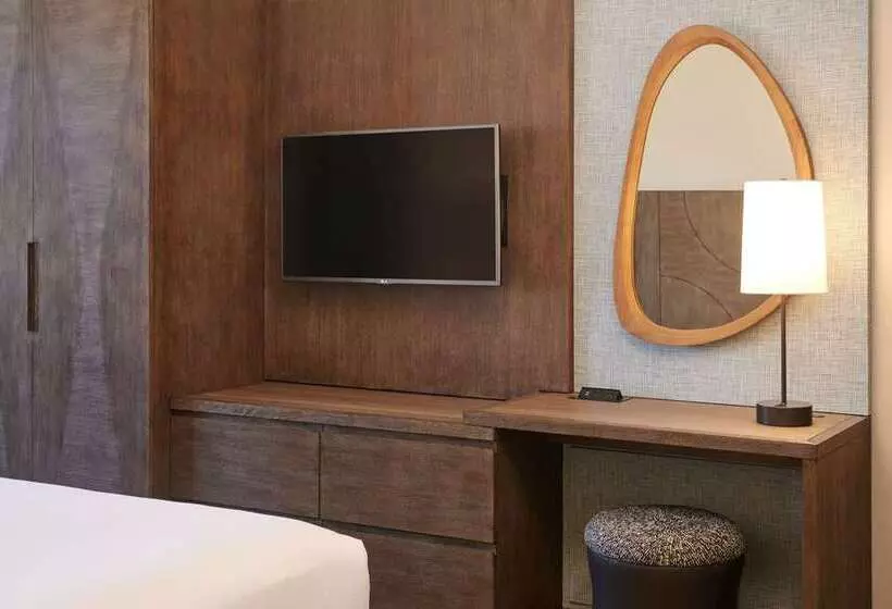 キングサイズベッドのスイートルーム, Embassy Suites By Hilton Waikiki Beach Walk