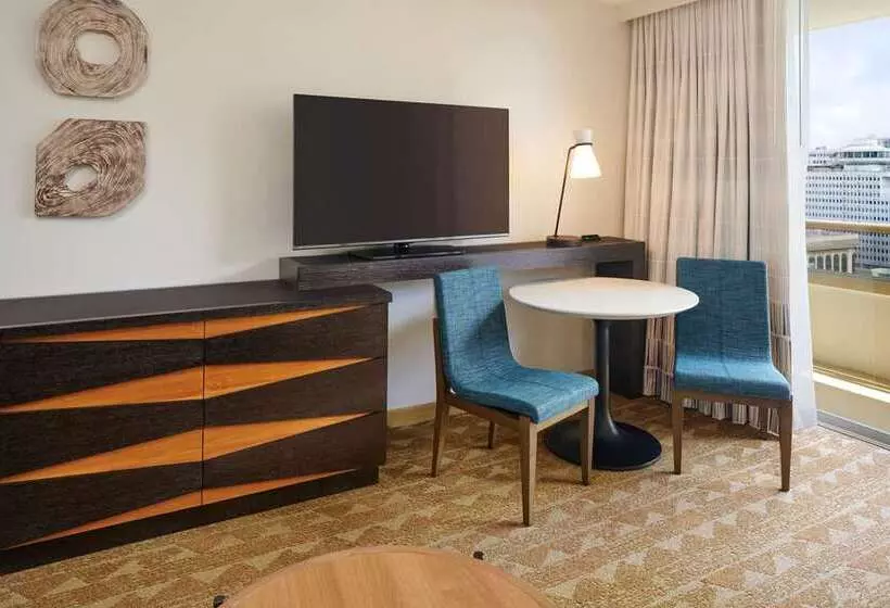 キングサイズベッドのスイートルーム, Embassy Suites By Hilton Waikiki Beach Walk