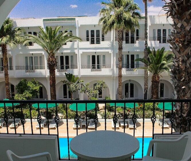 スタンダードトリプルルーム, Emira