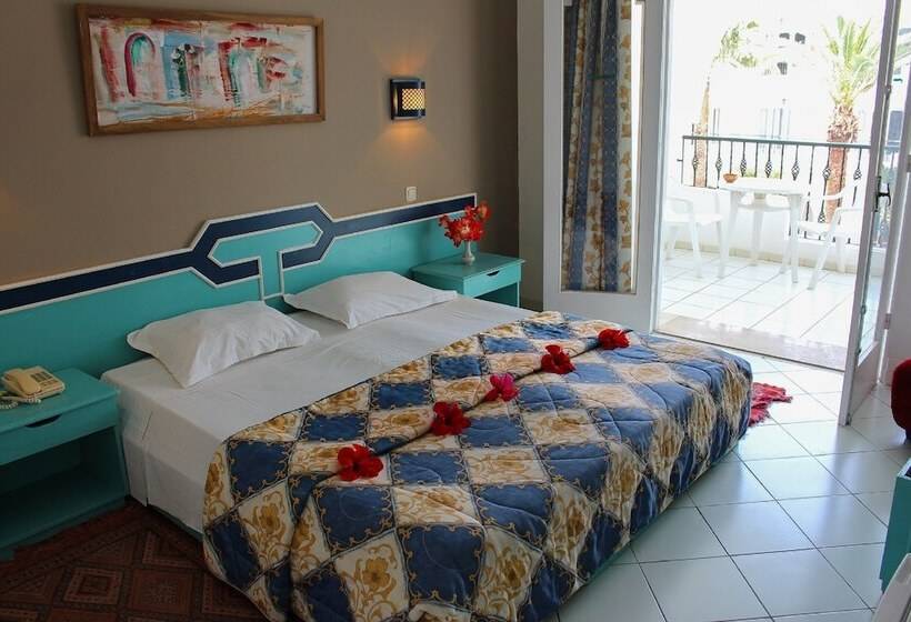 スタンダードトリプルルーム, Emira