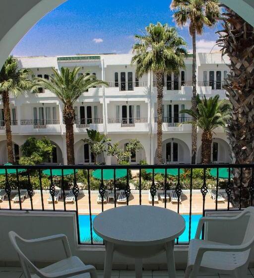 スタンダードトリプルルーム, Emira