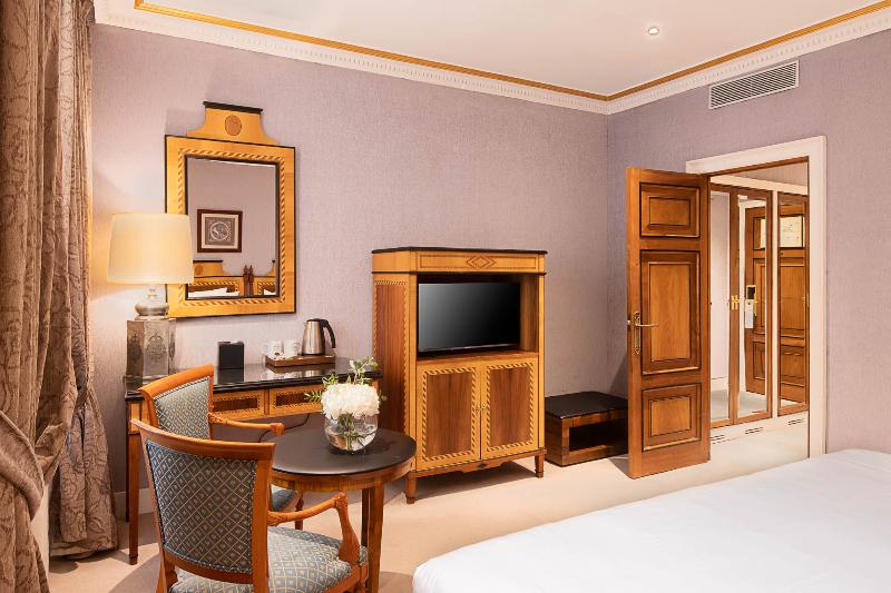 スタンダードトリプルルーム, Emira