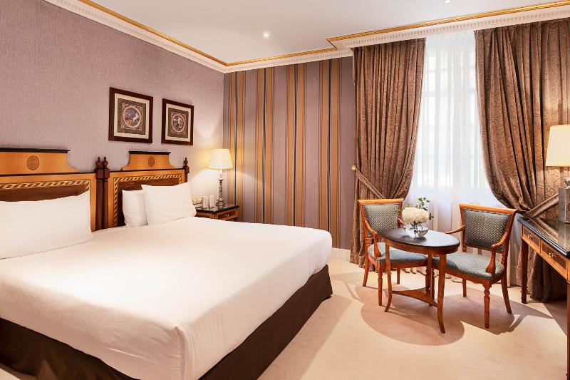 スタンダードトリプルルーム, Emira