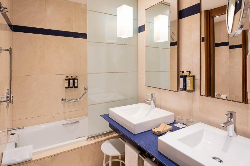 スタンダードトリプルルーム, Emira