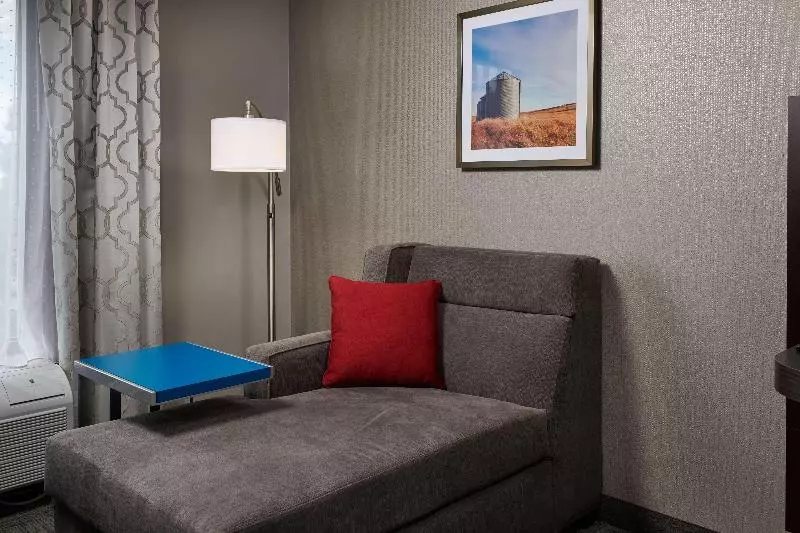 キングサイズベッドのスタンダードルーム, Hampton Inn Bartlesville