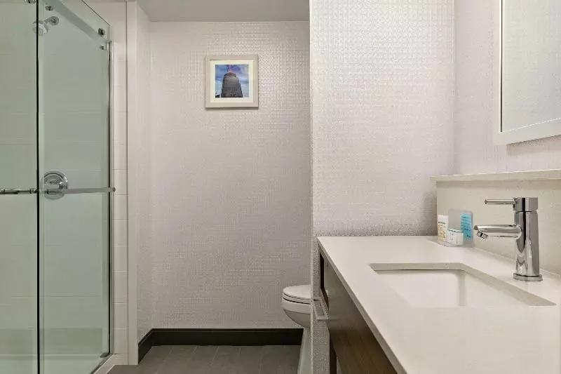 اتاق استاندارد با تخت بزرگ, Hampton Inn By Hilton London