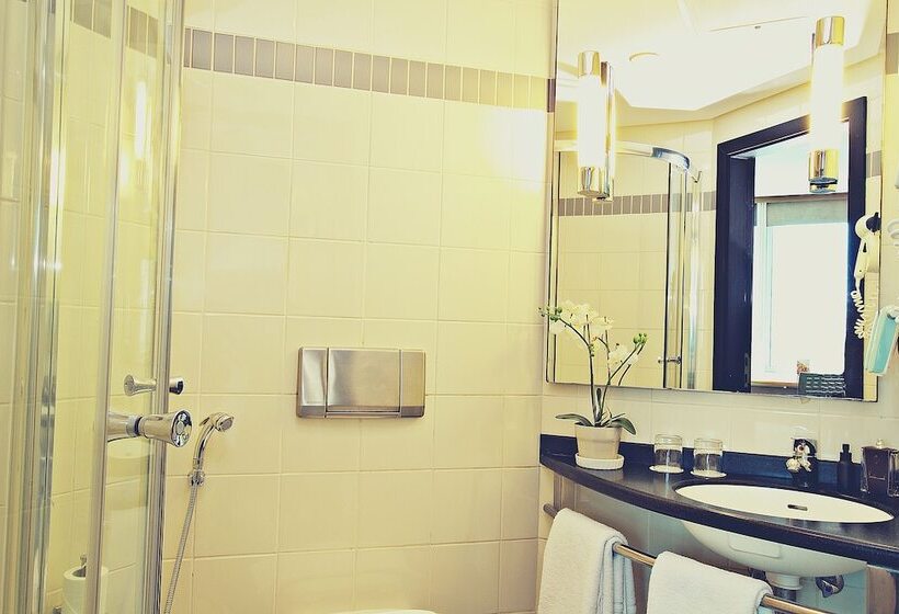 اتاق سوپریور با چشم‌انداز دریا, Ibis Kuwait Salmiya