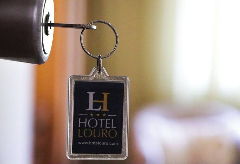 标准单人间, Louro