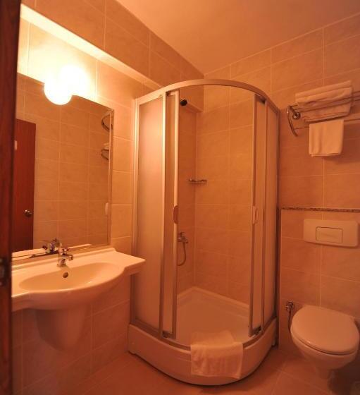 标准单人间, The Tower