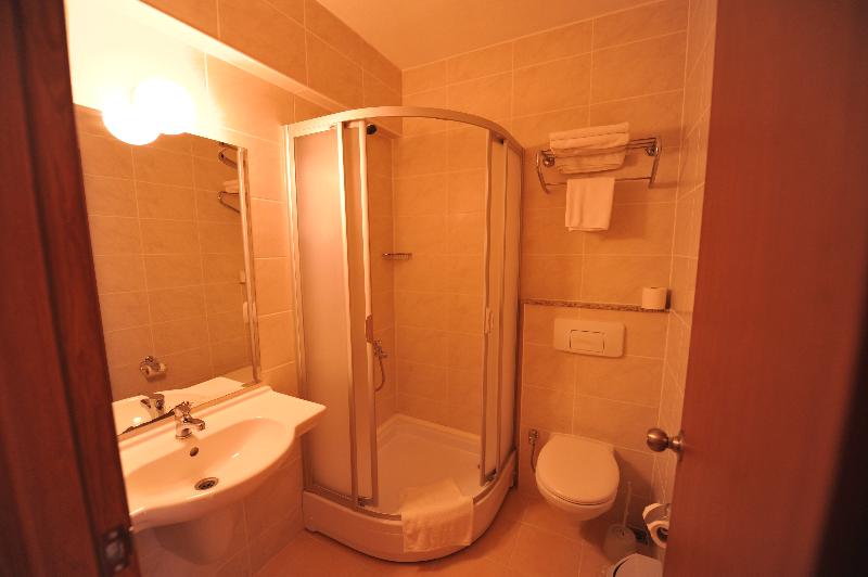 标准间, The Tower