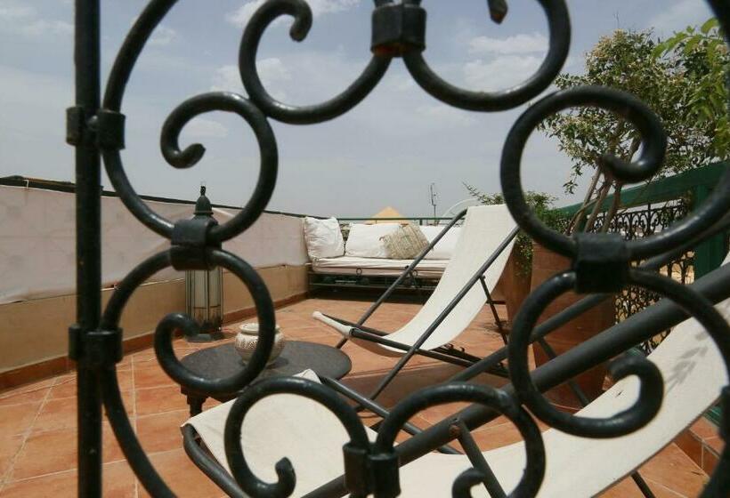 سوییت جونیور با بالکن, Riad Karmela