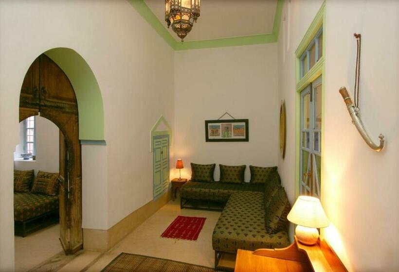 سوییت خانوادگی, Riad Karmela