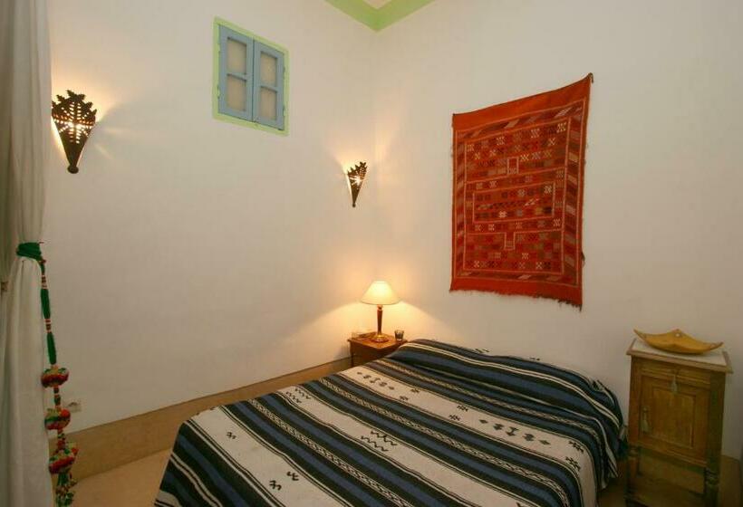 سوییت خانوادگی, Riad Karmela