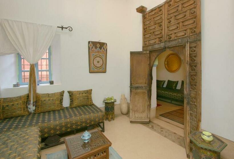 سوییت خانوادگی, Riad Karmela