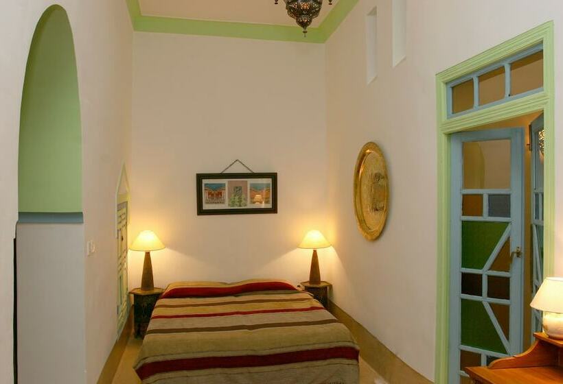 سوییت خانوادگی, Riad Karmela