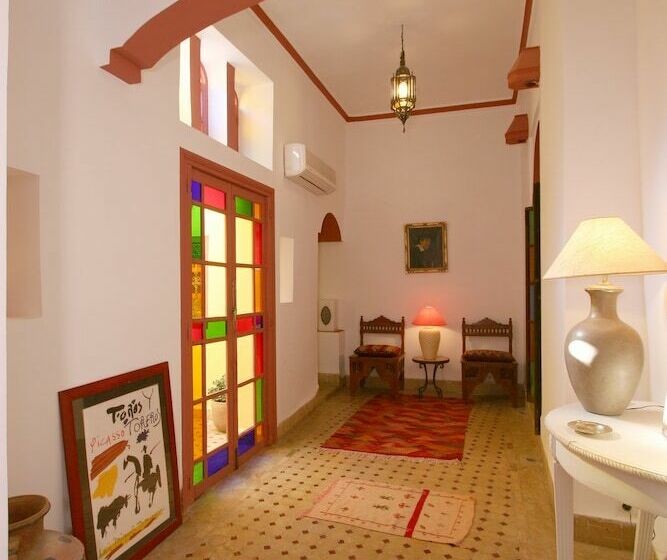 سوییت خانوادگی, Riad Karmela