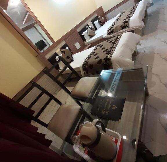 标准三人间, Metro Inn